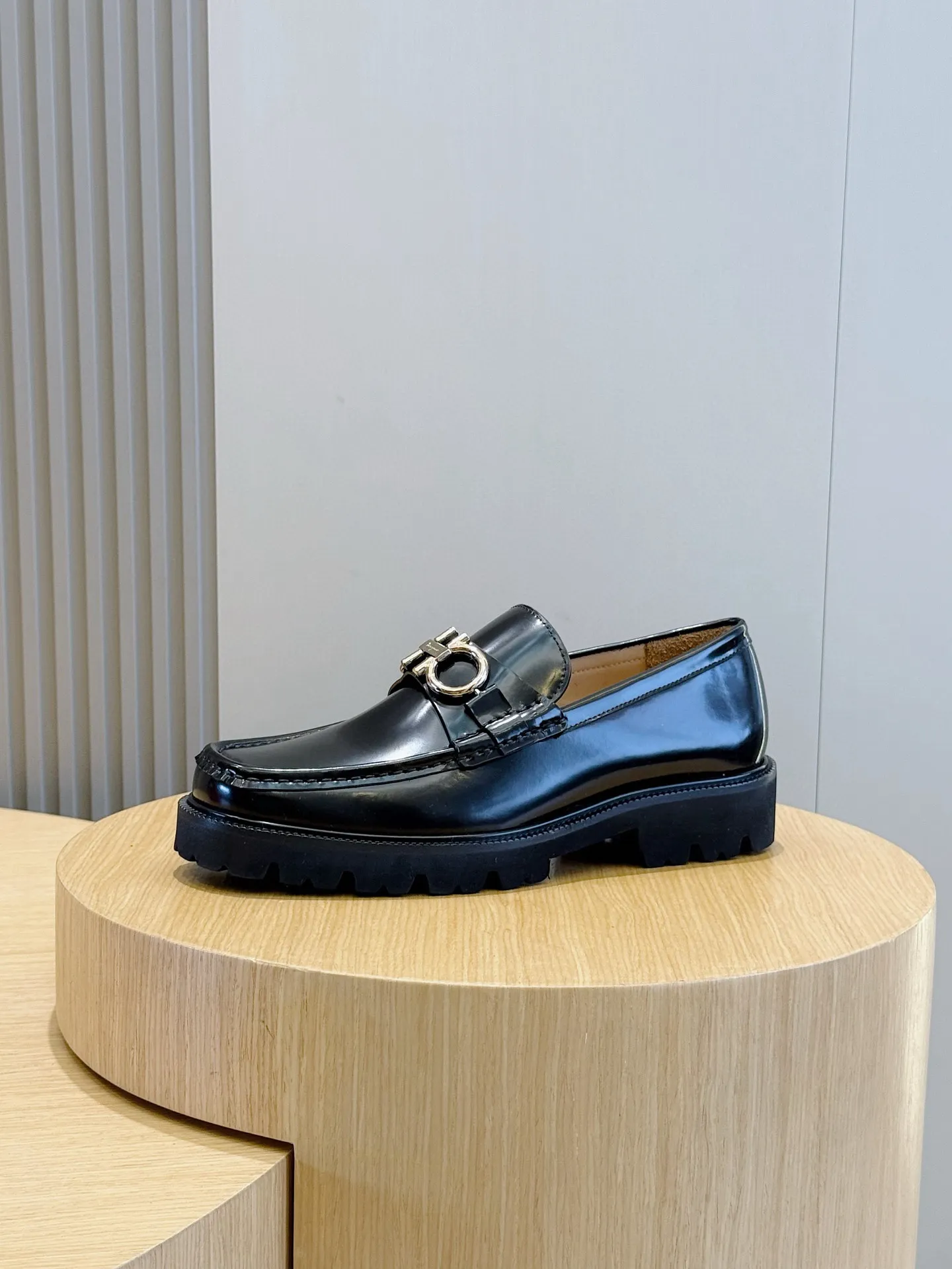 [Ferragamo] Top P: 760💰 Number of yards: 39~44 (38.45. Customized, non-returnable) Ferragamo men's leather derby shoes. The new derby shoes are light in texture and cool in style. They adopt exquisite eyelet uppers and novelly define urban trends. Made of brushed cowhide, it has a plump and rounded toe box and is decorated with delicate wingtip decorative details. Imported cowhide + cowhide lining.